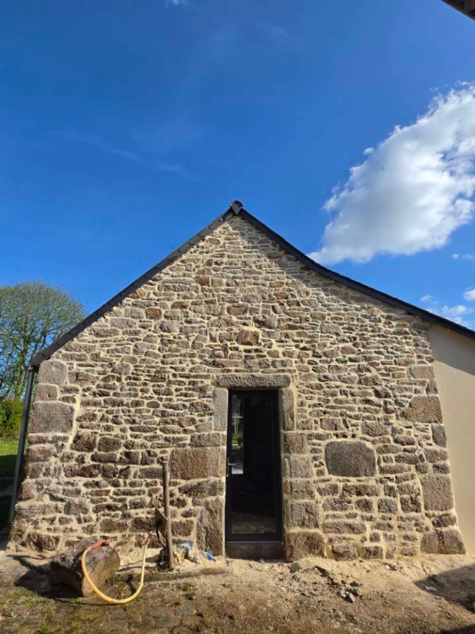 Après — Longère bretonne restaurée, pierres nettoyées et rejointoyées, porte agrandie (Ploerdut)