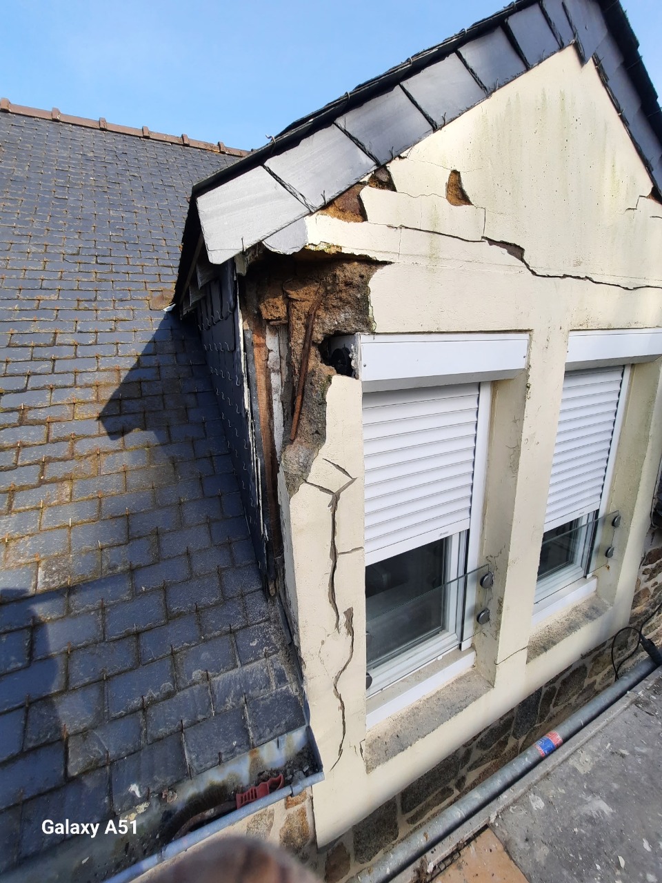 Avant — Façade abîmée avec enduit fissuré et écaillé (Larmor-Plage)